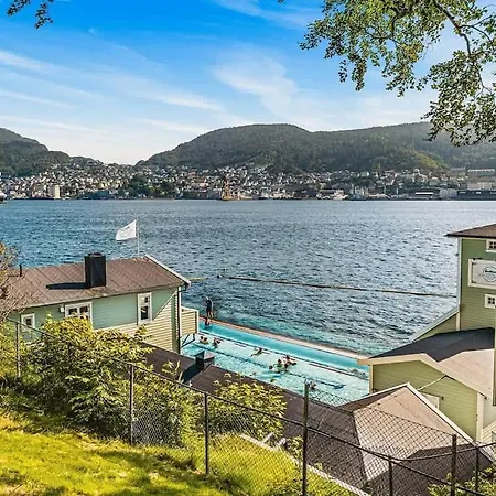 Dinbnb I Mid-city Luxury With Mini Balcony And Smart Tv & Sound System Feriehus