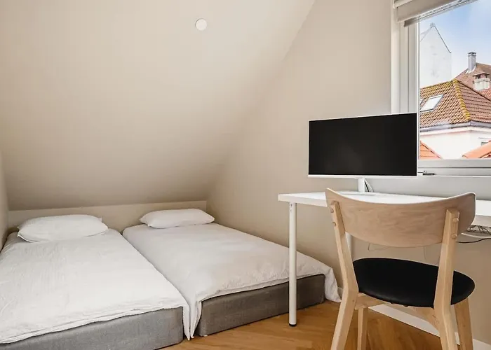 Dinbnb I Mid-city Luxury With Mini Balcony And Smart Tv & Sound System Берген
