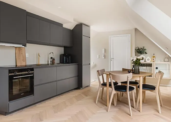 Vakantiehuis Dinbnb I Mid-city Luxury With Mini Balcony And Smart Tv & Sound System *