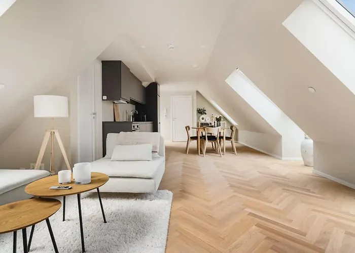 Dinbnb I Mid-city Luxury With Mini Balcony And Smart Tv & Sound System