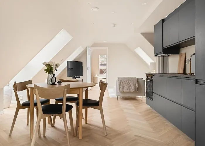 Vakantiehuis Dinbnb I Mid-city Luxury With Mini Balcony And Smart Tv & Sound System Bergen