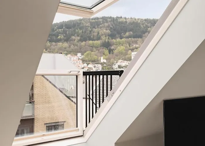 Дом отдыха Dinbnb I Mid-city Luxury With Mini Balcony And Smart Tv & Sound System