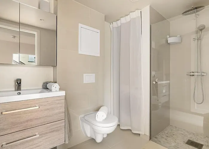 Dinbnb I Mid-city Luxury With Mini Balcony And Smart Tv & Sound System Vakantiehuis *