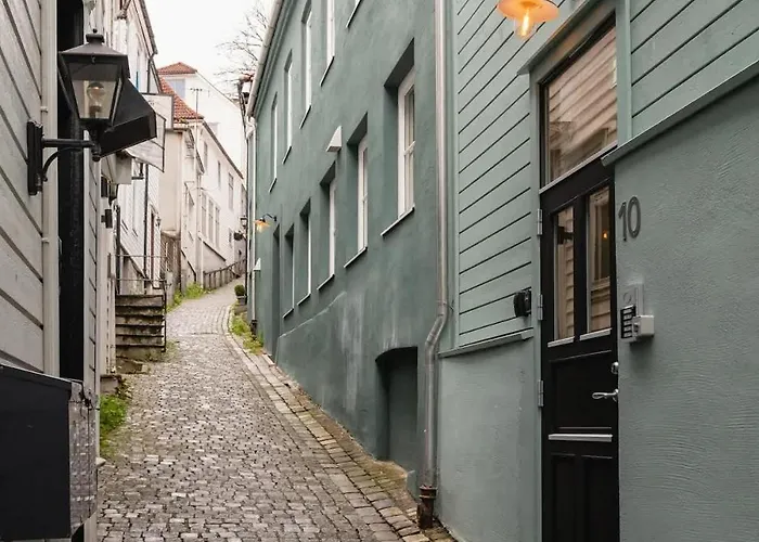 Дом отдыха Dinbnb I Mid-city Luxury With Mini Balcony And Smart Tv & Sound System
