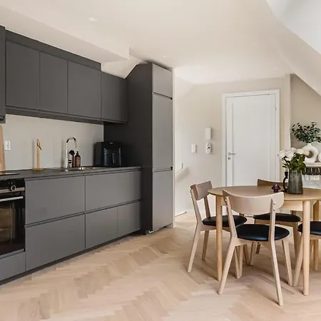 Ferienhaus Dinbnb I Mid-city Luxury With Mini Balcony And Smart Tv & Sound System *