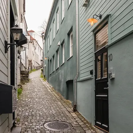 Ferienhaus Dinbnb I Mid-city Luxury With Mini Balcony And Smart Tv & Sound System